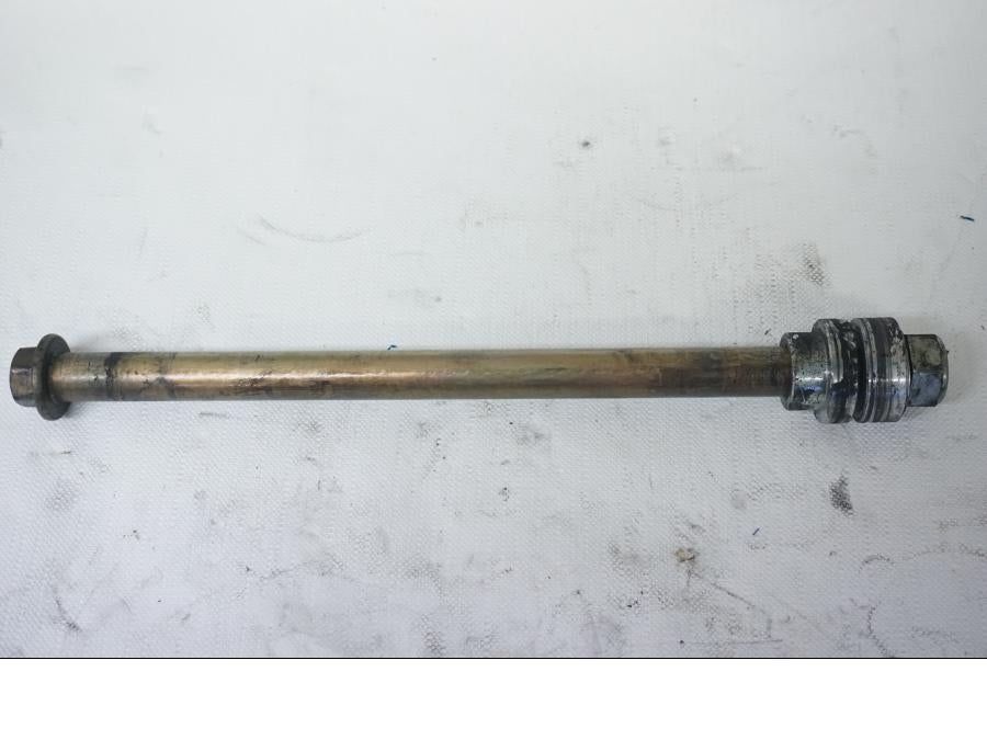 Framsidan på Axel från en Triumph Bonneville -2001 motorcykel.