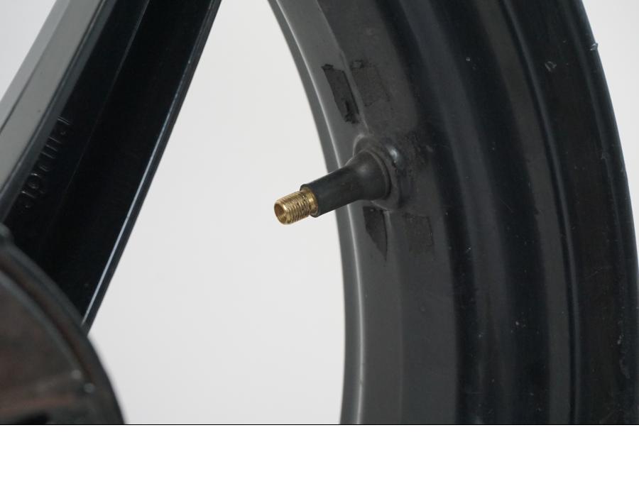 Höger sida på Fälg från en Aprilia RS 125 -2000 motorcykel.