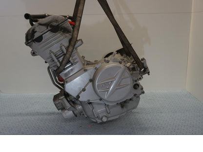 Höger sida på Motor från en BMW F 800 ST -2007 motorcykel.