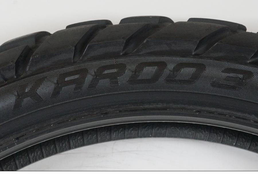 Höger sida på <p>Begagnad däck av märket Metzeler.</p>

<p>Modell Karoo 3.</p>

<p>Dimension 120/70 R 19 M/C 60T M S. </p>

<p>Mönsterdjup ca: 40% kvar.</p>

<p>Tillv: Vecka 4, år 2019.</p> moped.