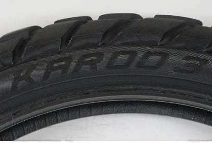 Höger sida på <p>Begagnad däck av märket Metzeler.</p>

<p>Modell Karoo 3.</p>

<p>Dimension 120/70 R 19 M/C 60T M S. </p>

<p>Mönsterdjup ca: 40% kvar.</p>

<p>Tillv: Vecka 4, år 2019.</p> moped.