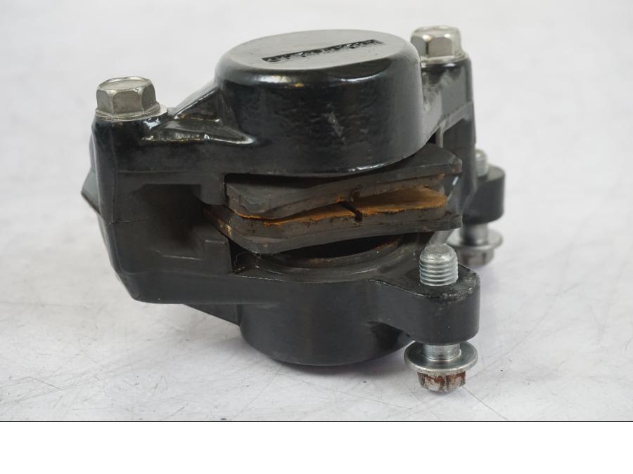 Höger sida på Bromsok från en Yamaha XVS 1100 -2004 motorcykel.