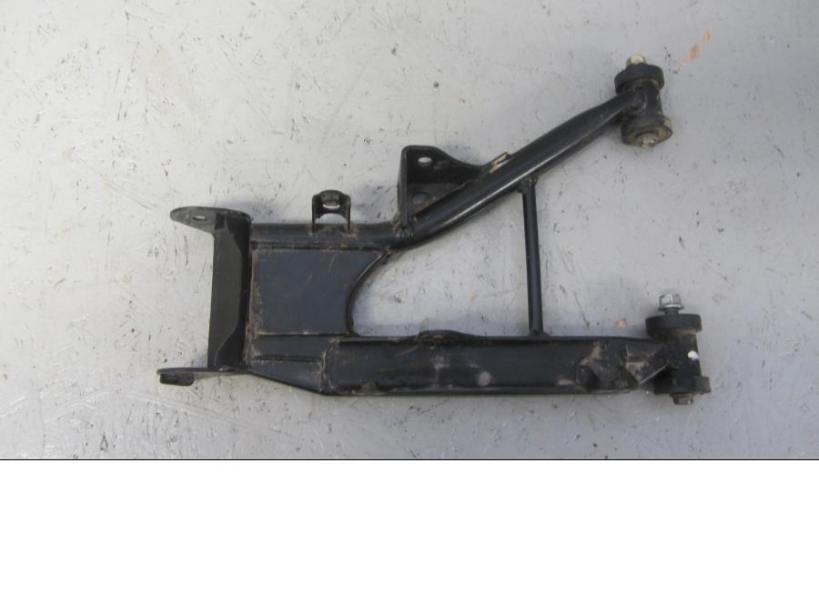 Framsidan på Länkarm från en Suzuki LTA 750 XP E -2009 motorcykel.