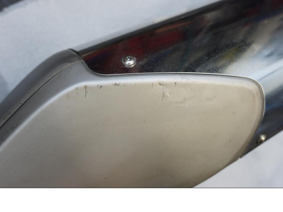 Snett uppifrån på Ljuddämpare från en BMW K 1600 -2013 motorcykel.