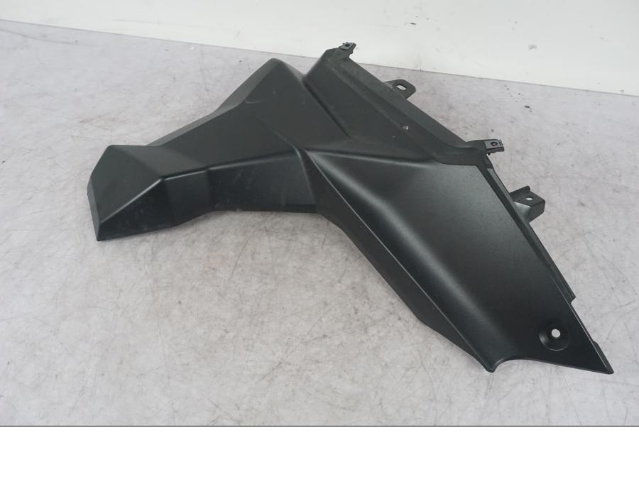 Baksidan på Bensintankskåpa från en Triumph Tiger Explorer -2012 motorcykel.