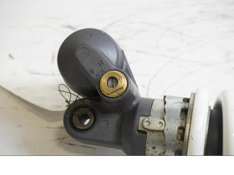 Snett uppifrån på Stötdämpare från en Honda CBR 900 RR -2000 motorcykel.