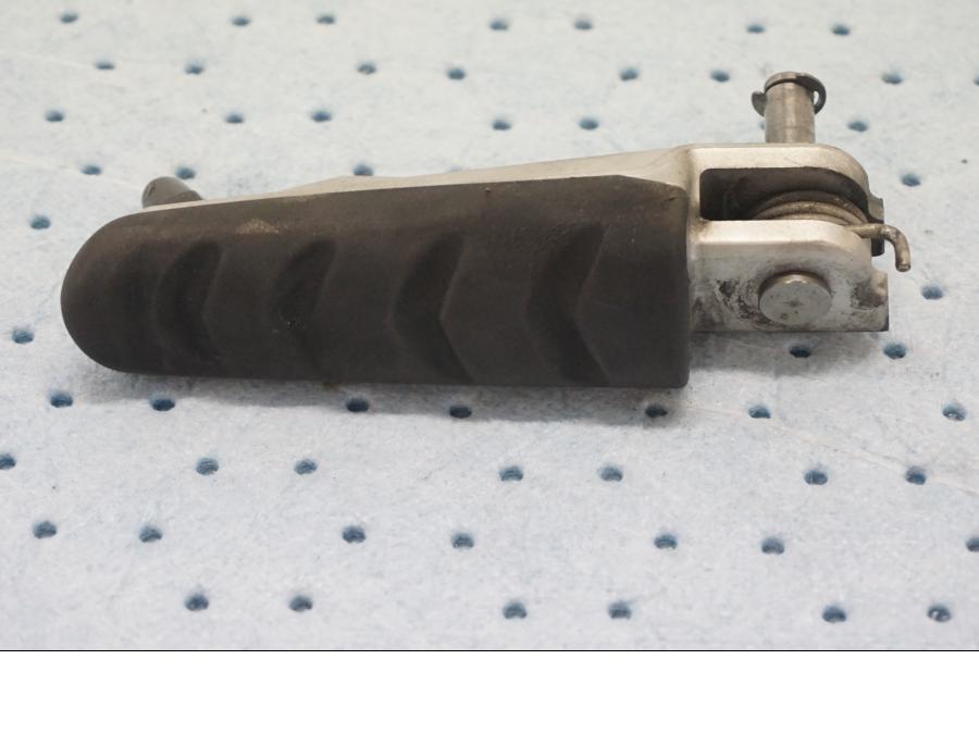 Framsidan på Fotpinne från en BMW F 800 ST -2007 motorcykel.