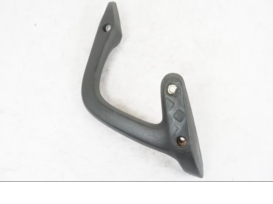 Framsidan på Passagerarhandtag från en Honda NT 650 V -2002 motorcykel.