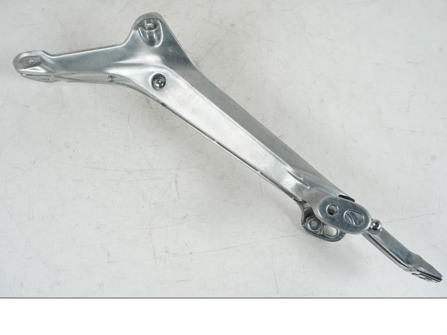 Extrabild3 på Blinkersfäste från en Triumph Speed Triple -2021 motorcykel.