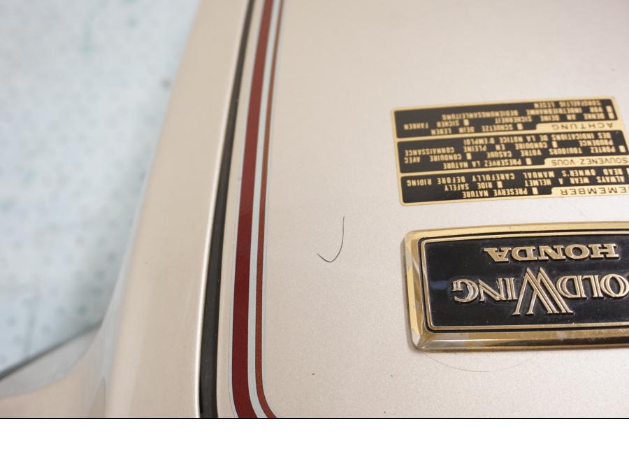 Snett nerifrån på Bensintankskåpa från en Honda GL 1200 -1987 motorcykel.