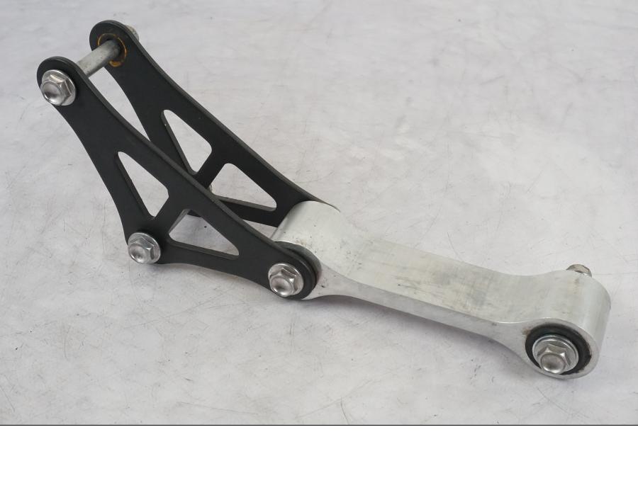 Snett uppifrån på Stötdämparlänkage från en Kawasaki Z 900 -2019 motorcykel.