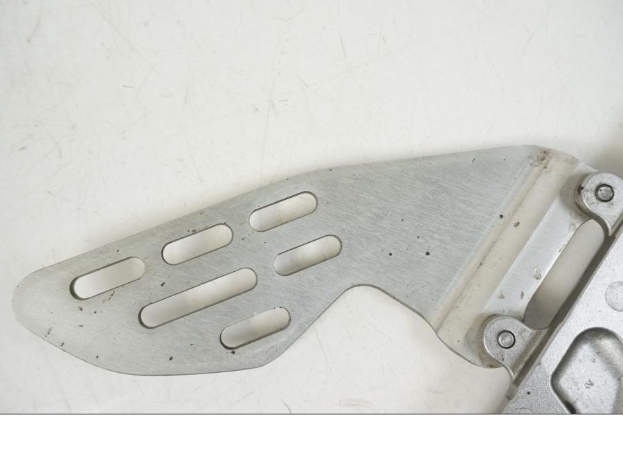 Extrabild2 på Fotpinnefäste från en Yamaha YZF 1000 R1 -2007 motorcykel.