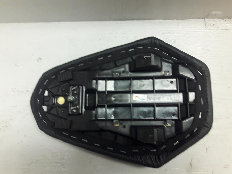 Baksidan på Sadel från en KTM 125 Duke -2017 motorcykel.