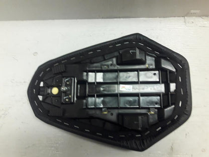 Baksidan på Sadel från en KTM 125 Duke -2017 motorcykel.