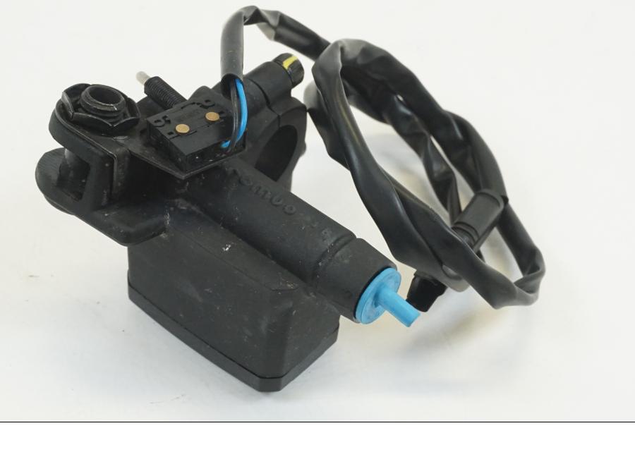 Snett nerifrån på Kopplingshuvudcylinder från en Ducati Scrambler 800 -2022 motorcykel.