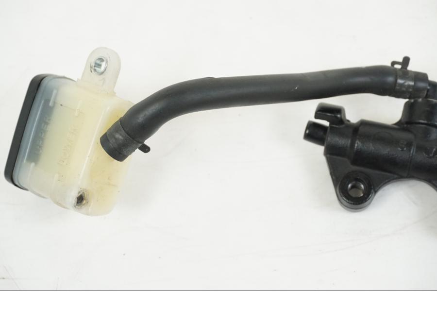 Snett uppifrån på Bromshuvudcylinder från en Triumph Speed Triple -2008 motorcykel.