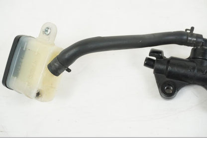 Snett uppifrån på Bromshuvudcylinder från en Triumph Speed Triple -2008 motorcykel.