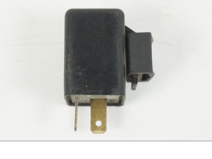 Vänster sida på Blinkersrelä från en Aprilia RS 250 -1998 motorcykel.