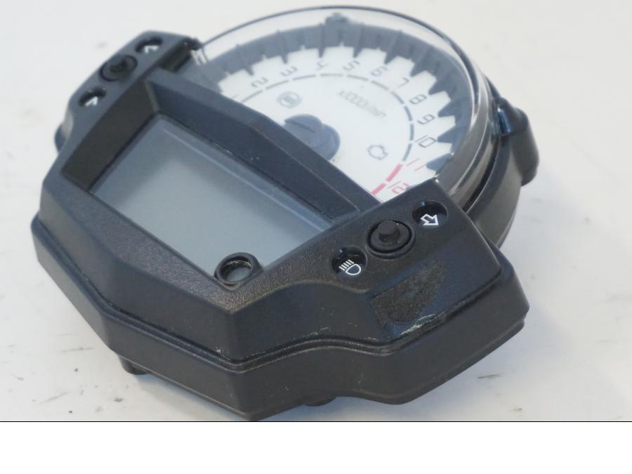 Snett uppifrån på Instrumentpanel från en Kawasaki ER-6N -2012 motorcykel.