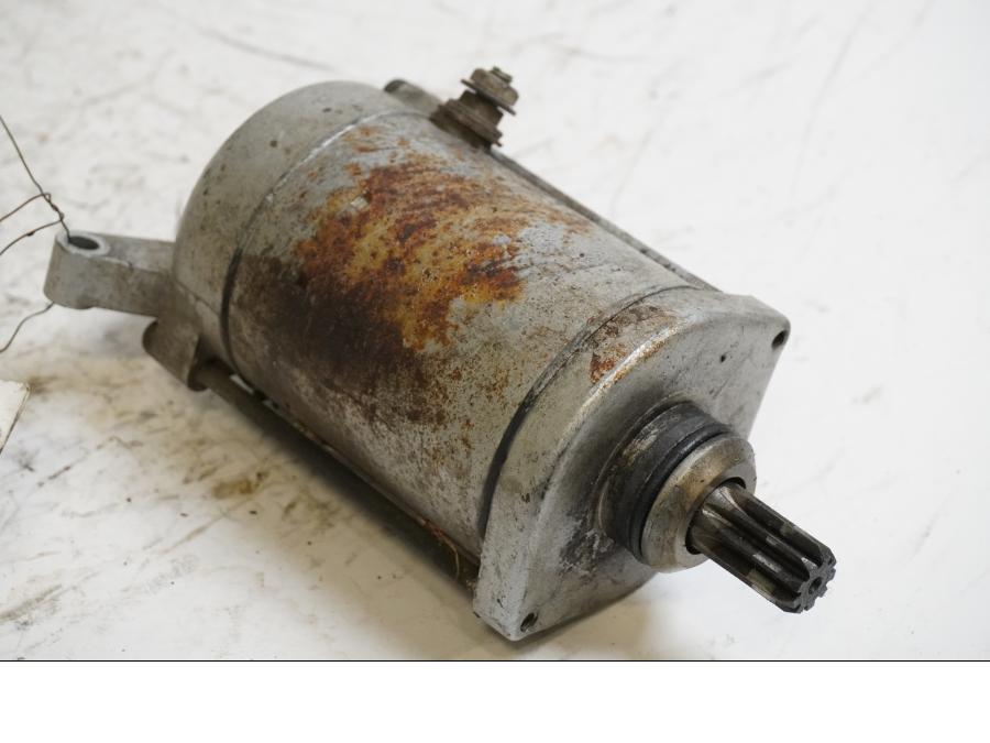 Baksidan på Startmotor från en Yamaha XV 400 -1983 motorcykel.