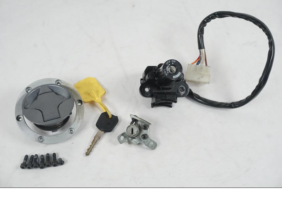 Framsidan på <p>Låssats från Kawasaki Ninja 300 ABS 2014.</p>

<p>1st nyckel, tändningslås, sadellås, tanklock.</p> motorcykel.