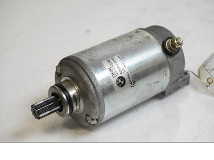 Framsidan på Startmotor från en BMW K 1200 R -2006 motorcykel.