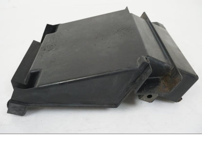 Snett uppifrån på Batterihållare från en Kawasaki Z 750 -2006 motorcykel.