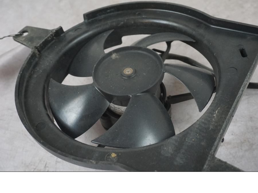 Framsidan på Vattenkylfläkt från en BMW F 800 R -2018 motorcykel.