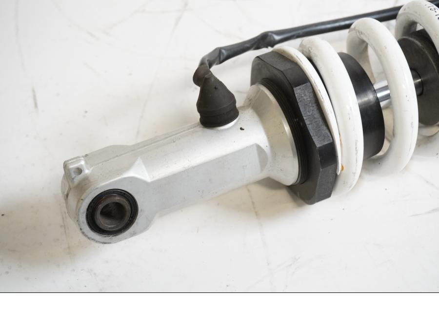 Baksidan på Stötdämpare ESA från en BMW K 1200 R -2006 motorcykel.