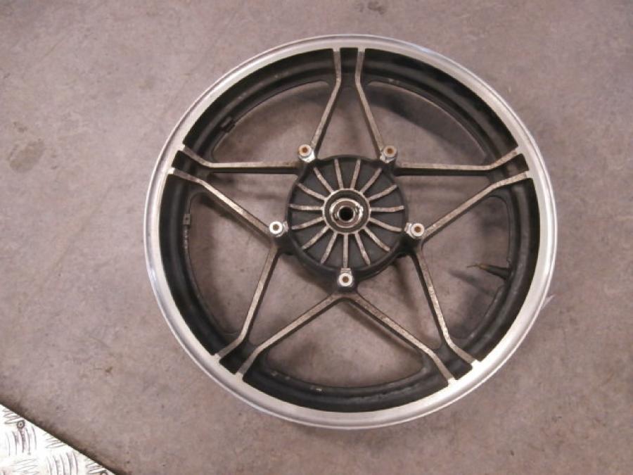 Framsidan på Fälg från en Honda VF 750 C -1983 motorcykel.