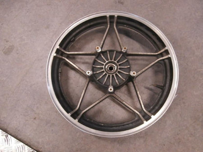 Framsidan på Fälg från en Honda VF 750 C -1983 motorcykel.