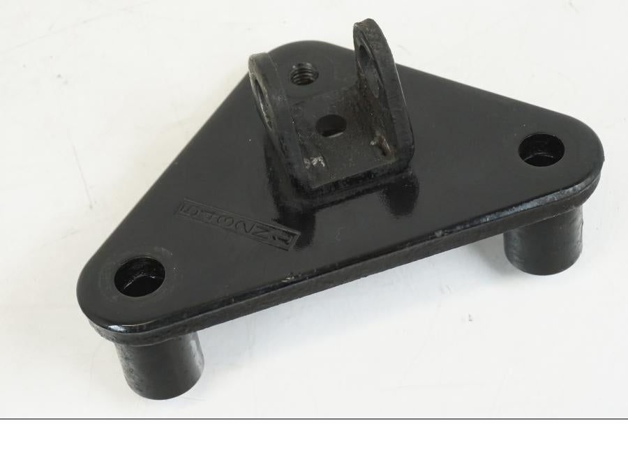 Baksidan på Fotpinnefäste från en Kawasaki VN 800 -2000 motorcykel.