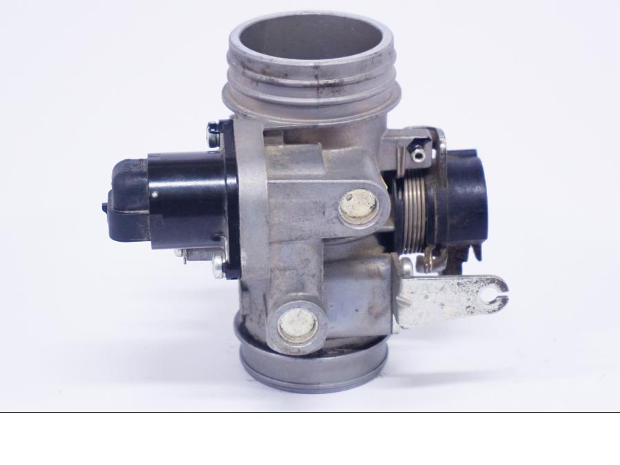 Baksidan på Spjällhus från en BMW G 650 GS -2011 motorcykel.