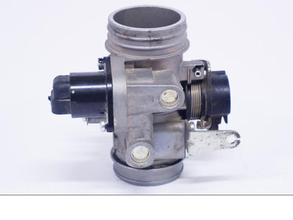 Baksidan på Spjällhus från en BMW G 650 GS -2011 motorcykel.