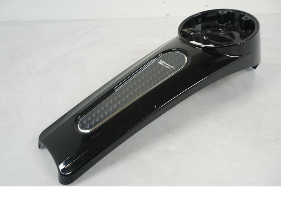 Framsidan på Bensintankkonsoll från en H-D Street Glide Special FLHXS -2018 motorcykel.