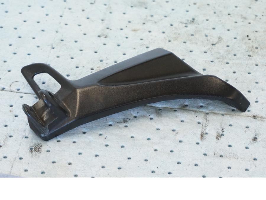 Framsidan på Fotpinnefäste från en Suzuki GSX 1300 BK -2008 motorcykel.