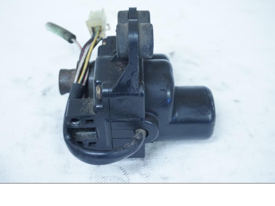 Baksidan på Avgasspjällmotor från en Yamaha YZF 1000 R -1997 motorcykel.