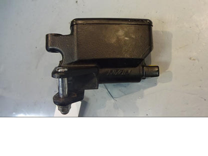 Vänster sida på Bromshuvudcylinder från en Honda NC 750 S -2017 motorcykel.