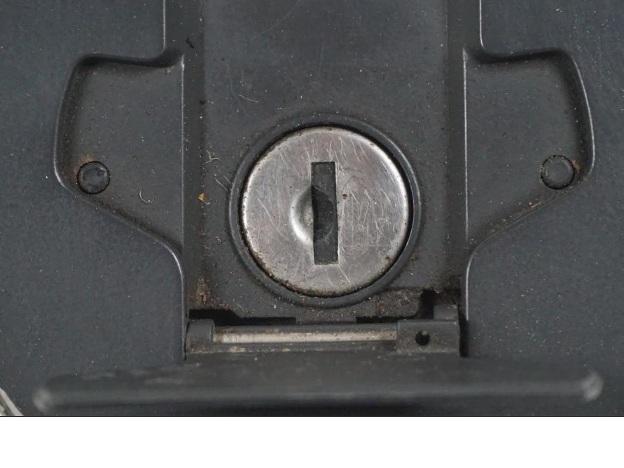 Extrabild4 på <p>Låssats från Suzuki DL 1000 2004.</p>

<p>1st nyckel, tändningslås, sadellås, tanklock och hjälmlås.</p> motorcykel.