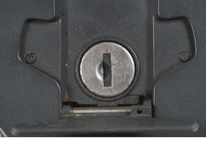 Extrabild4 på <p>Låssats från Suzuki DL 1000 2004.</p>

<p>1st nyckel, tändningslås, sadellås, tanklock och hjälmlås.</p> motorcykel.