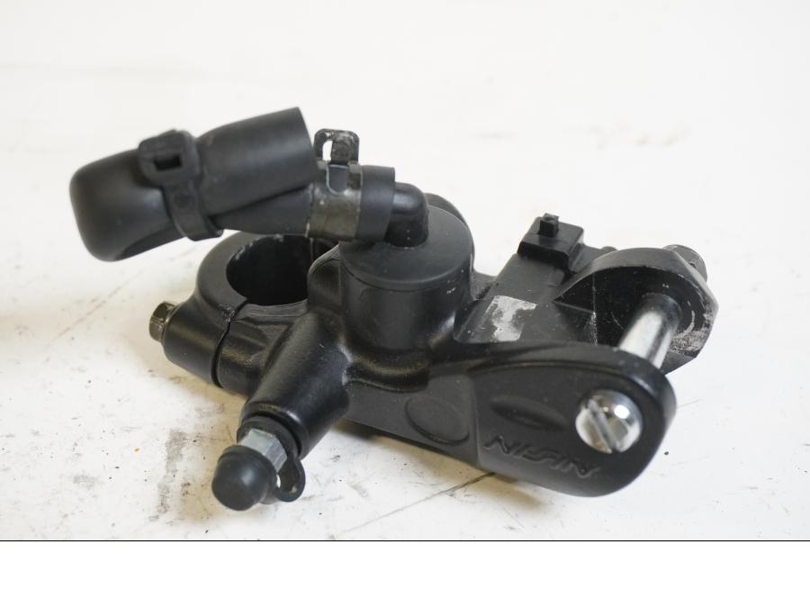 Baksidan på <p>Bromshuvudcylinder fram från Suzuki GSX-R 750 2006.</p>

<p>Saknar behållare.</p> motorcykel.