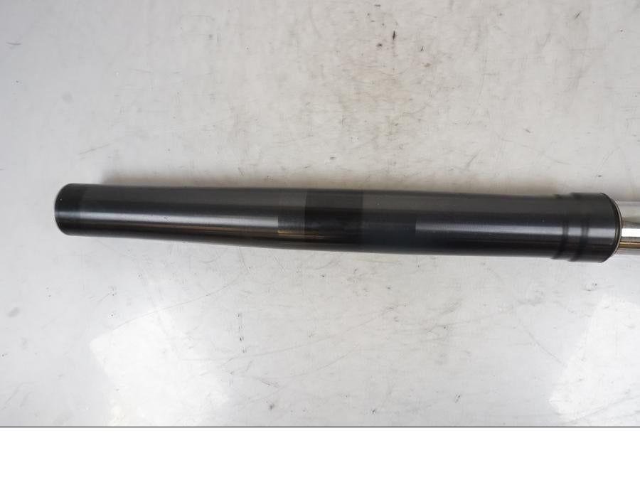 Snett nerifrån på Gaffelben från en KTM 990 Super Duke -2006 motorcykel.