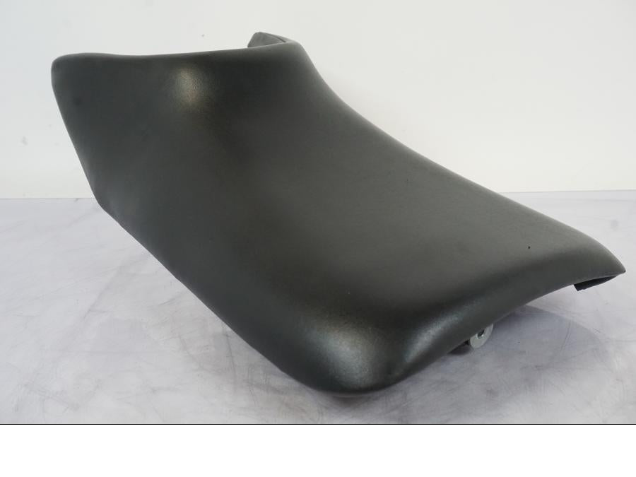 Höger sida på Sadel från en Honda CBR 125 R -2006 motorcykel.