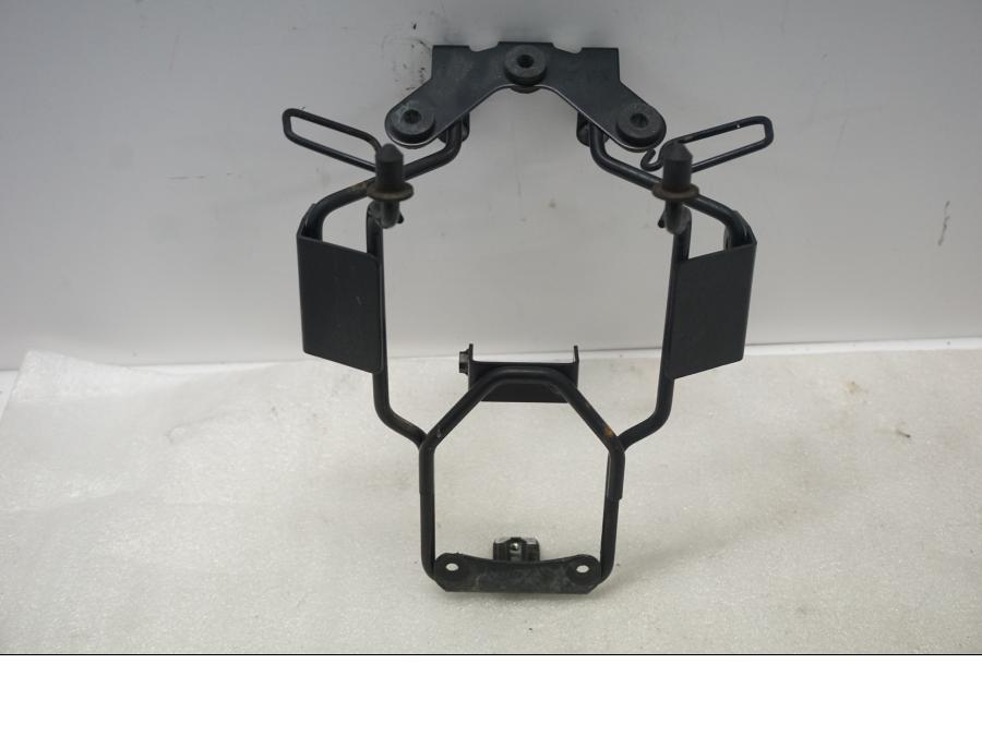 Höger sida på Strålkastarfäste från en Suzuki SV 650 -2016 motorcykel.