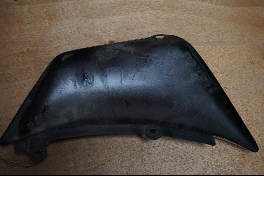 Baksidan på Sidopanel från en Suzuki VS 1400 -1997 motorcykel.