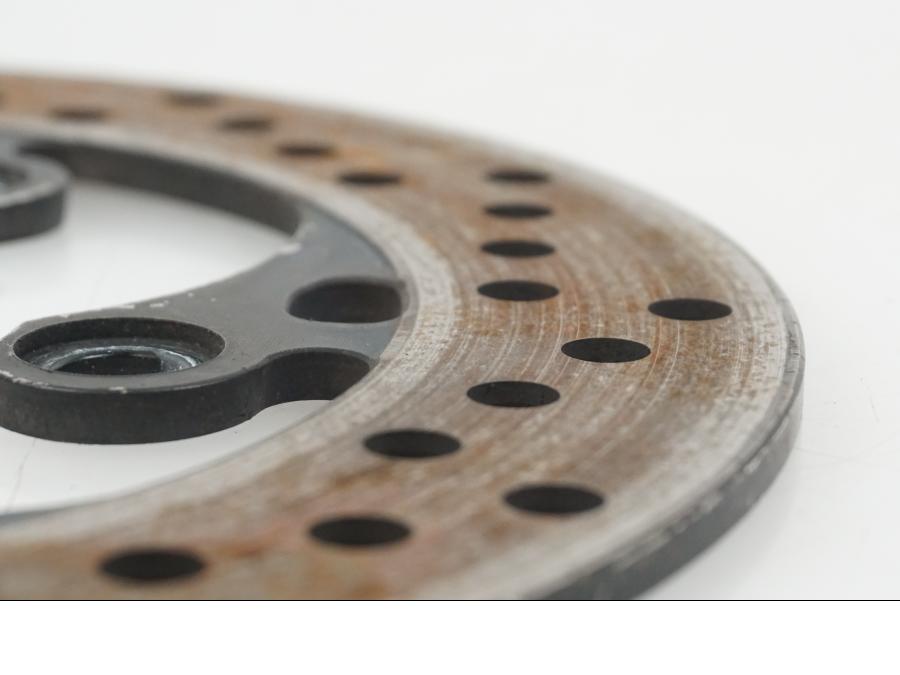 Snett uppifrån på Bromsskiva från en Suzuki GSX-R 1000 -2007 motorcykel.