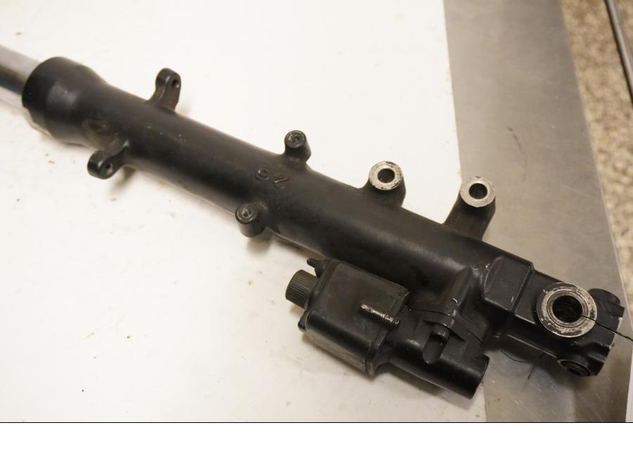 Vänster sida på Gaffelben från en Kawasaki GPX 750 R -1987 motorcykel.