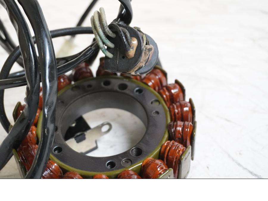 Baksidan på Generator från en Yamaha XVS 650 -2002 motorcykel.