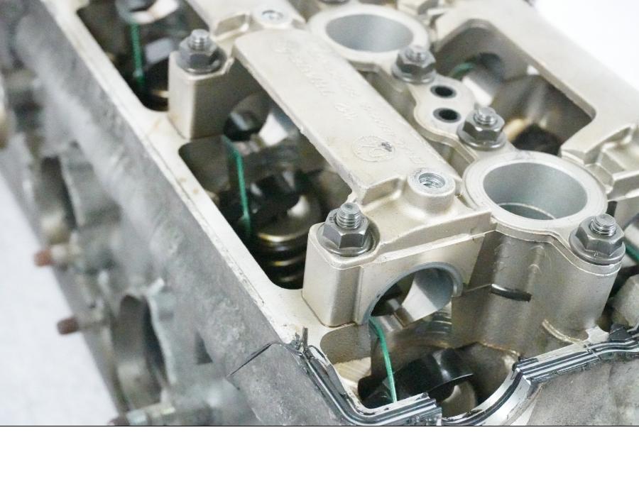 Snett nerifrån på Topplock från en BMW K 1200 S -2005 motorcykel.