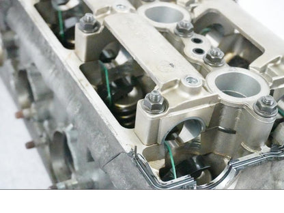 Snett nerifrån på Topplock från en BMW K 1200 S -2005 motorcykel.